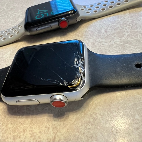 Apple Watch Series 3 42mm & Earbuds - Picture 2 of 5